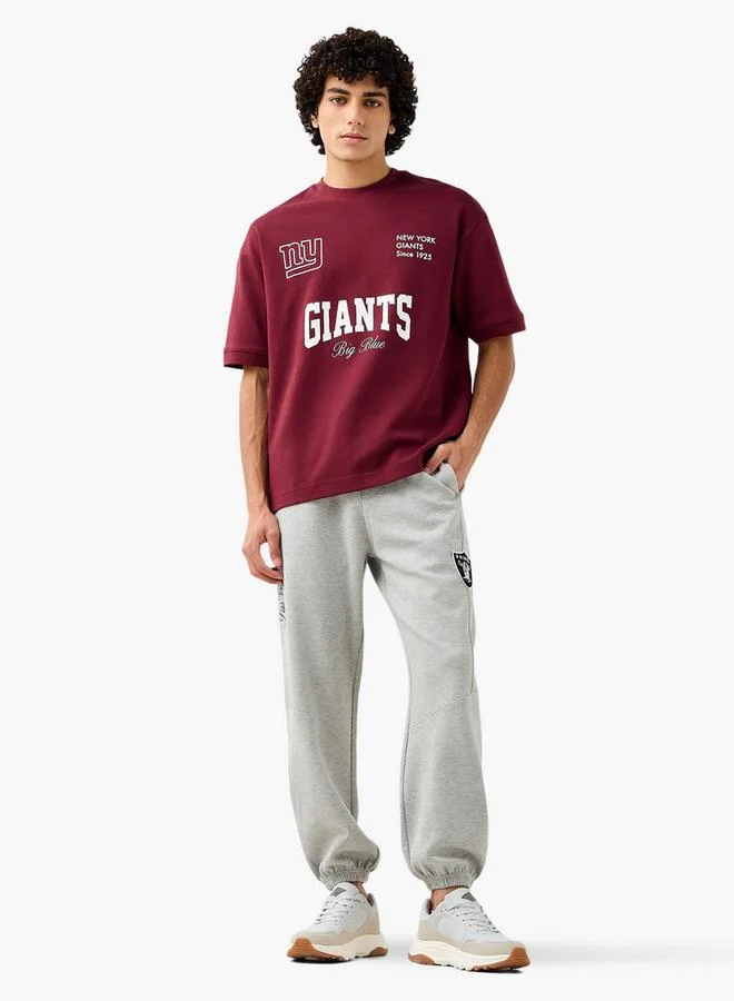 اس بي كاركترز تيشيرت رجالي بطبعة نيويورك جاينتس بياقة دائرية وأكمام قصيرة بقصة مريحة